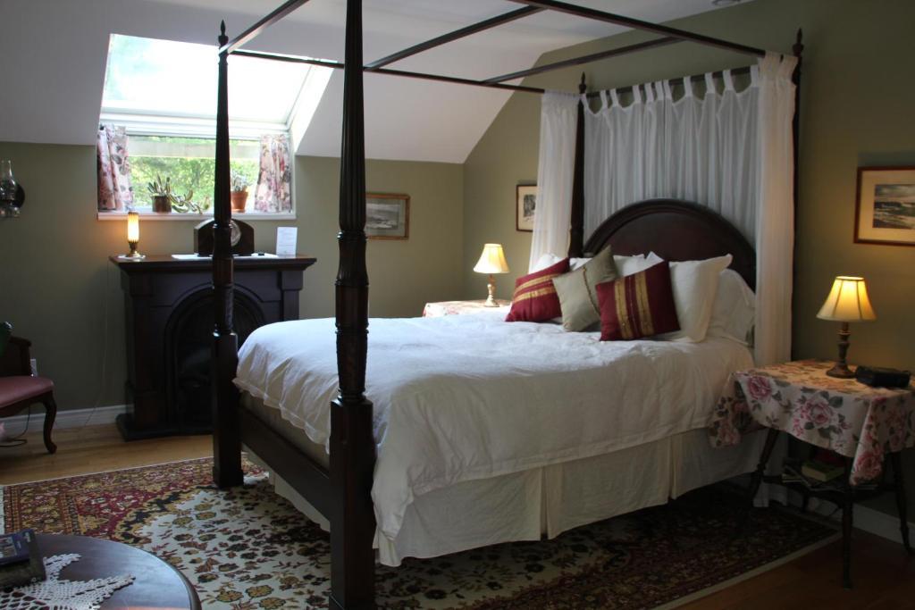 Tulips And Thistle B&B Truro Room photo