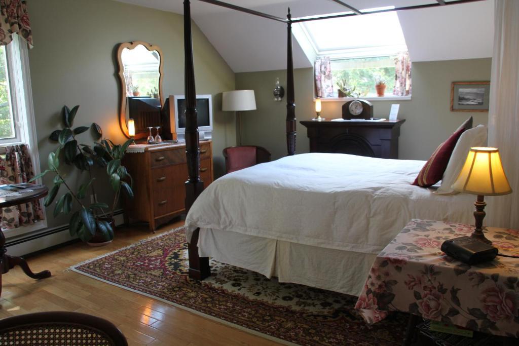 Tulips And Thistle B&B Truro Room photo